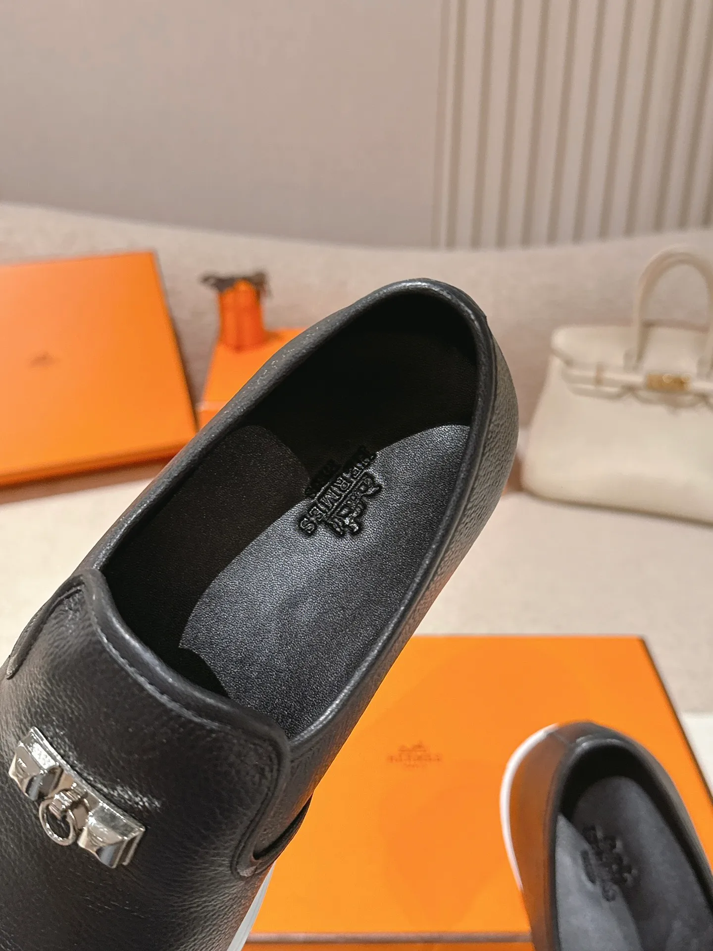 Men's Men's Shoes 600💰 Hermes# Couple Studded Loafers Calfskin and suede goatskin lace-up free sneakers with signature "H" detail. The design is simple and smooth, creating a fashionable urban look. It is comfortable and versatile. H family classics are not outdated, and the delivery counter is exquisitely packaged🛍📦 Fabric: Original customized imported first-layer cowhide/cow down Lining: Imported soft sheepskin Sole: Original open-molded anti-slip TPU material Size: 35-45